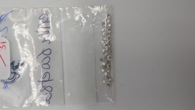 SACHET d'environ 40 petits diamants taille...